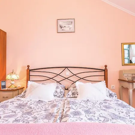 2 Bedroom Gorgeous In Gornji בית נופש