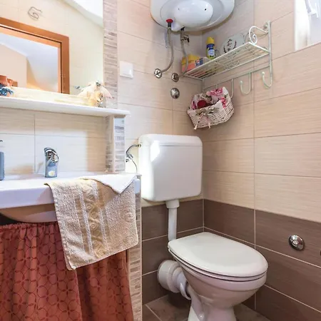 2 Bedroom Gorgeous In Gornji בית נופש